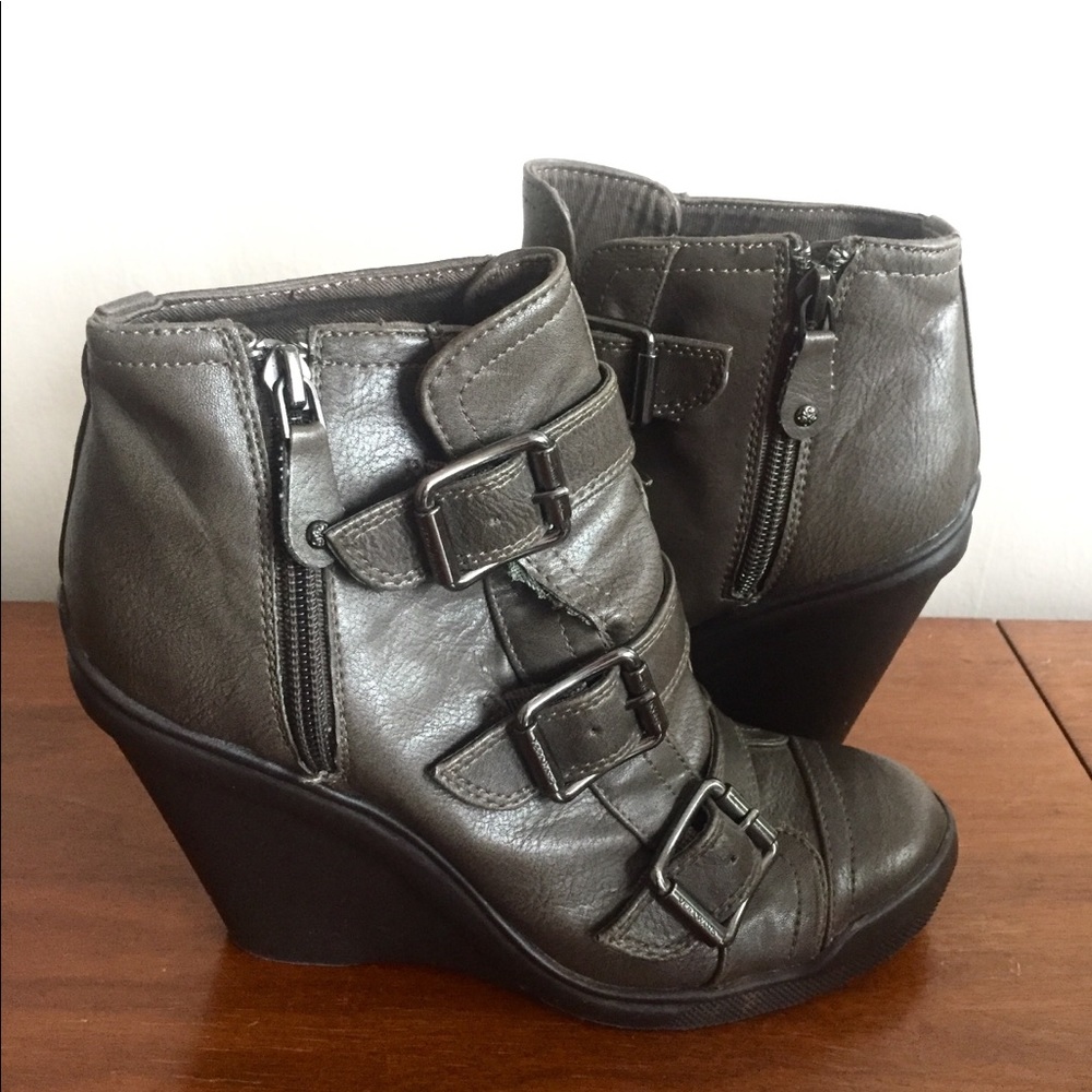 Vera Wang buckle ankle wedge booties EUC 6M